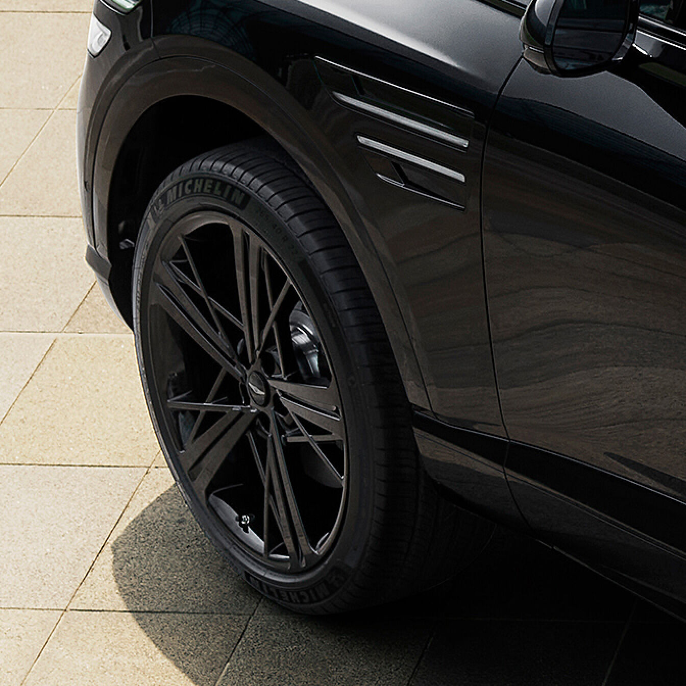 The exclusive 22-inch black wheels of the GV80 Coupe Black are shown in a close-up.
