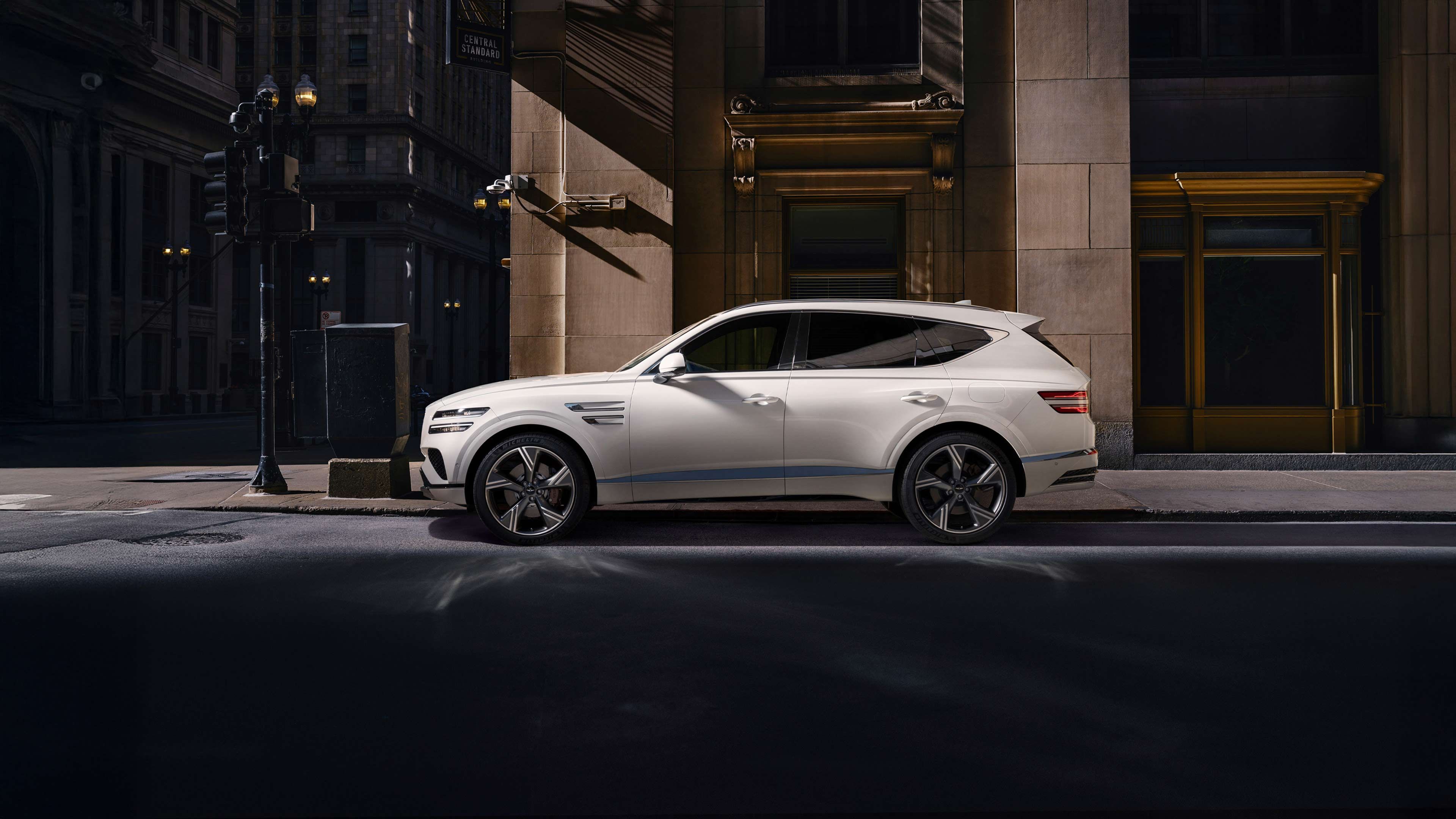 ์ฐ์ ๋ ํ์ดํธ ์์์ GV80์ ์ธก๋ฉด์ด ๋ณด์
๋๋ค.