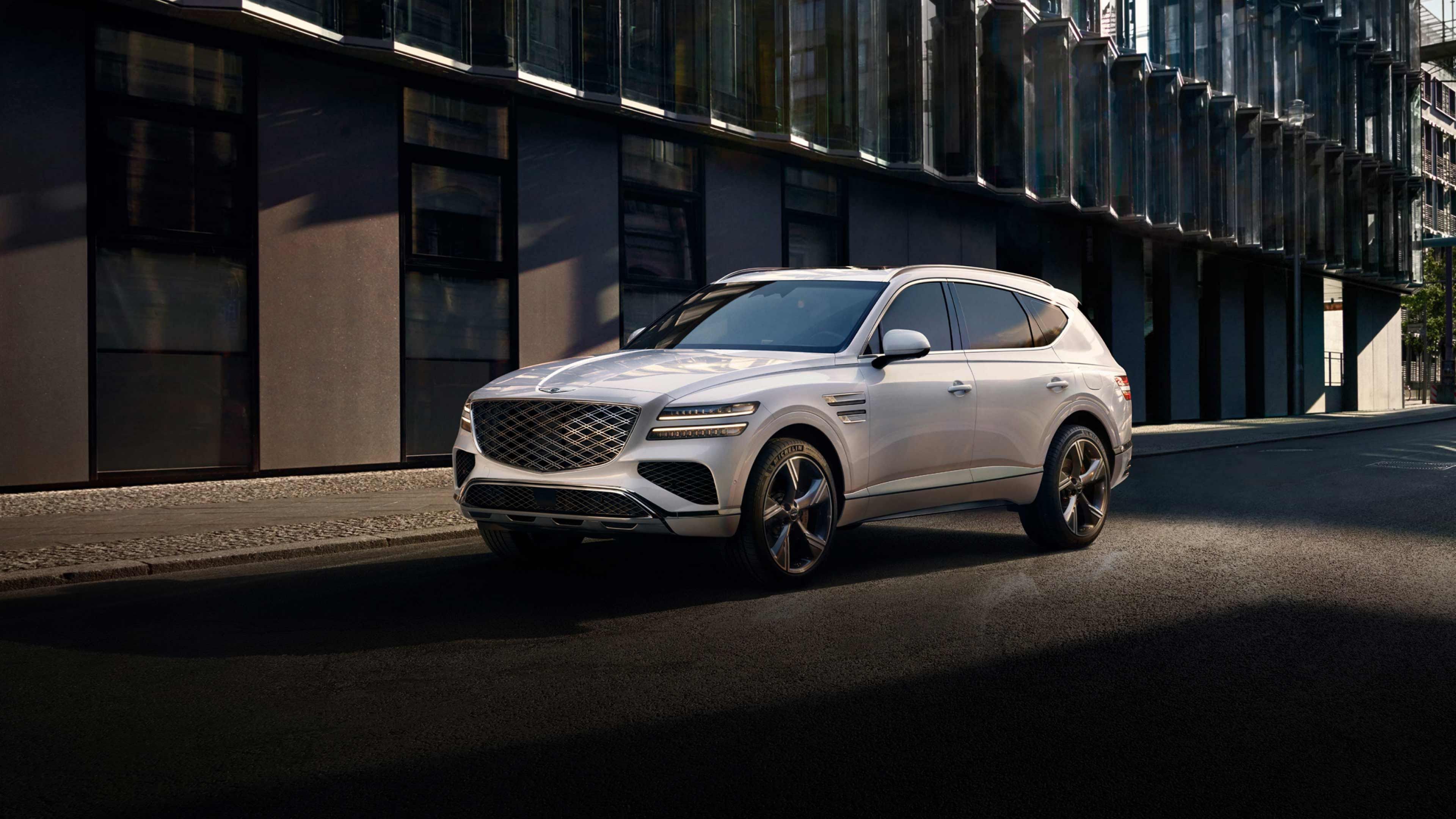 ์ฐ์ ๋ ํ์ดํธ ์์์ GV80์ 22์ธ์น ํ ์ด ๋ณด์
๋๋ค.