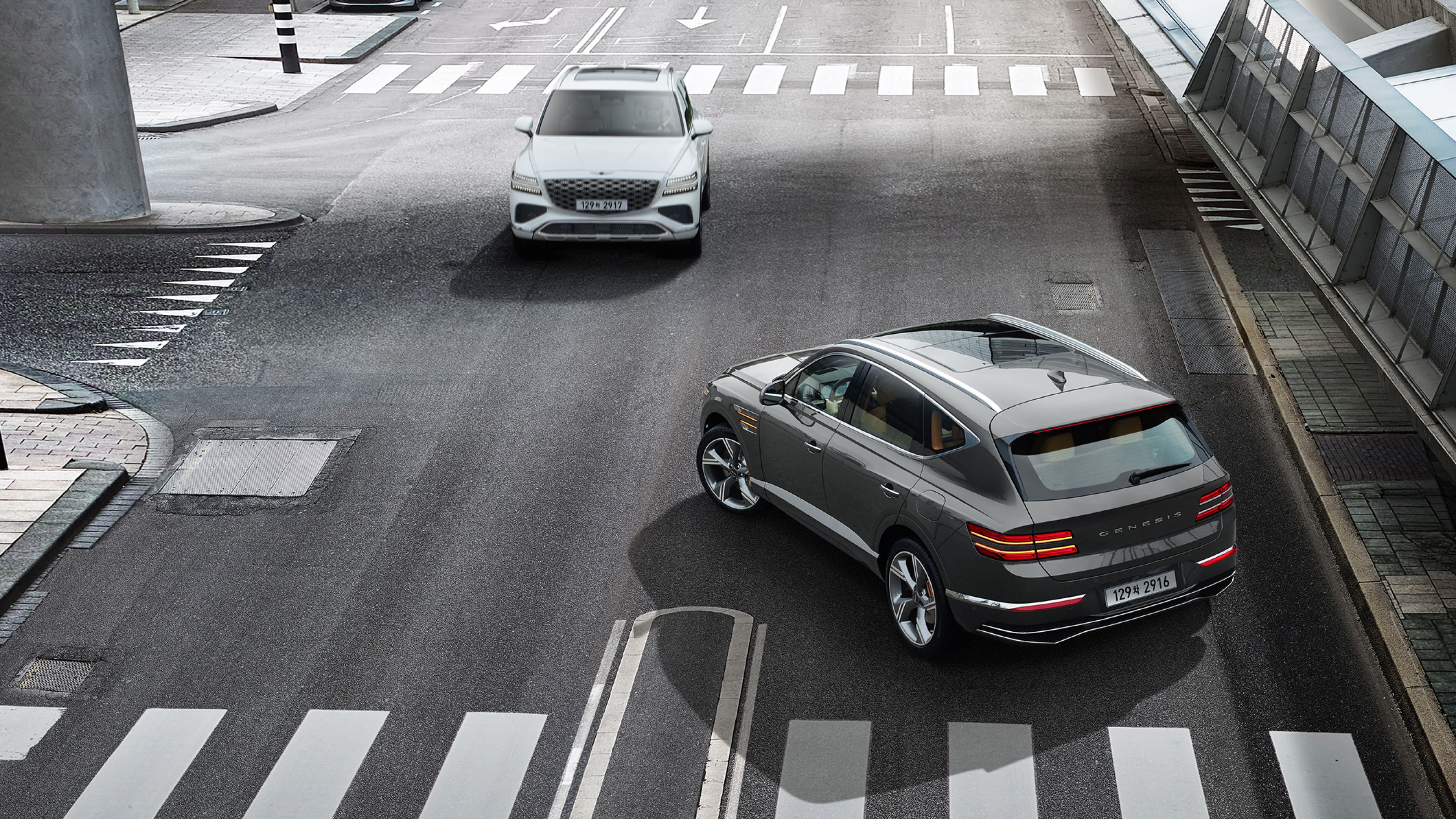 ๊ต์ฐจ๋ก์์ ์ขํ์ ํ๋ ๋ง์นผ๋ฃจ ๊ทธ๋ ์ด ์์์ GV80๊ณผ ๋ฐ๋ํธ ๋๋ก์์ ์ง์ง ์ฃผํํ๊ณ ์๋ ์ฐ์ ๋ ํ์ดํธ ์์์ GV80์ด ๋ณด์
๋๋ค.