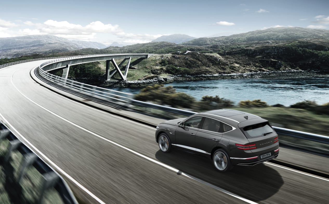 ์์ฐจ๋๊ณผ ์์ ๊ฑฐ๋ฆฌ๋ฅผ ์ ์งํ๋ฉฐ ๊ณ ์๋๋ก๋ฅผ ๋น ๋ฅด๊ฒ ์ฃผํ์ค์ธ ๋ง์นผ๋ฃจ ๊ทธ๋ ์ด ์์์ GV80์ด ๋ณด์
๋๋ค.