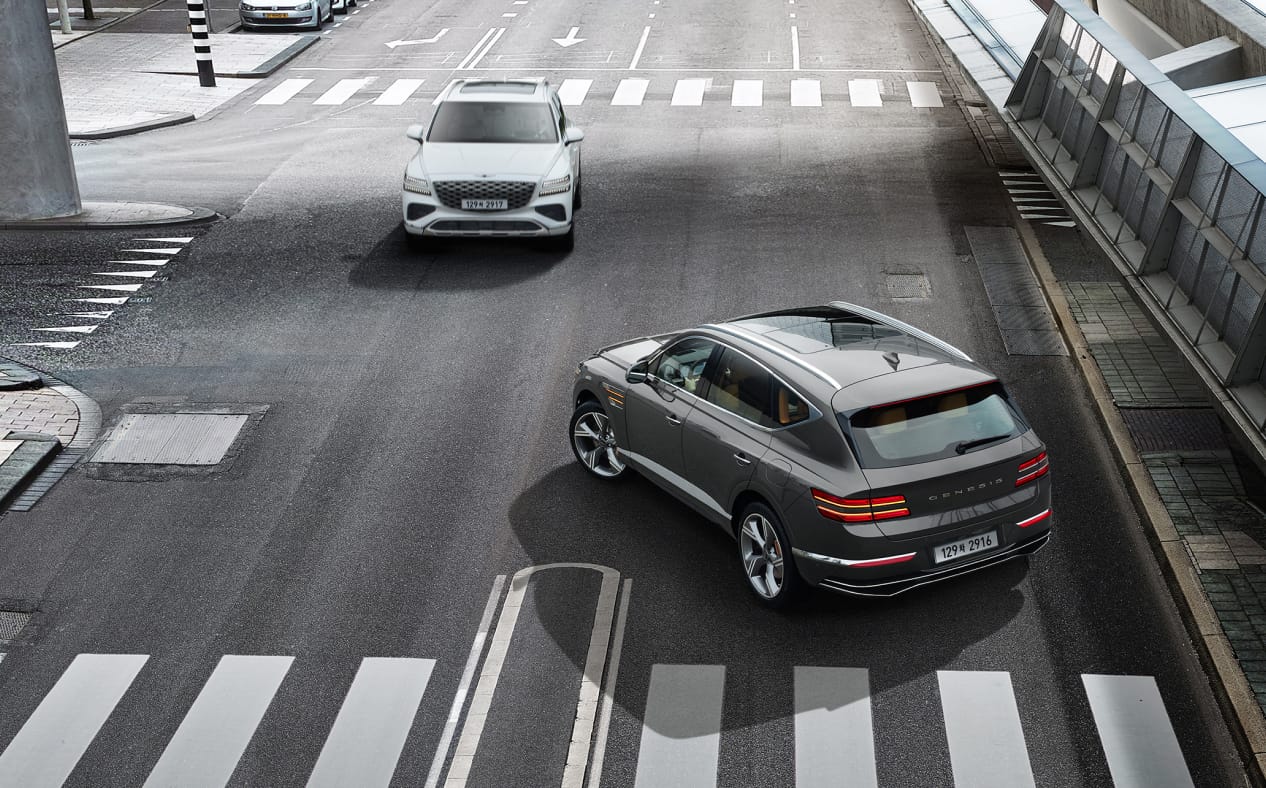 ๊ต์ฐจ๋ก์์ ์ขํ์ ํ๋ ๋ง์นผ๋ฃจ ๊ทธ๋ ์ด ์์์ GV80๊ณผ ๋ฐ๋ํธ ๋๋ก์์ ์ง์ง ์ฃผํํ๊ณ ์๋ ์ฐ์ ๋ ํ์ดํธ ์์์ GV80์ด ๋ณด์
๋๋ค.