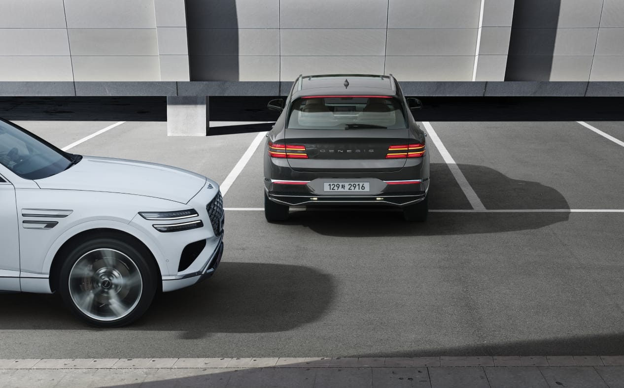 ๋ง์นผ๋ฃจ ๊ทธ๋ ์ด ์์์ GV80 ์ฐจ๋์ด ์ฃผ์ฐจ์ฅ์์ ํ์งํ๊ณ ์์ผ๋ฉฐ ์ฐจ๋ ๋ค๋ก ์ข์ธก์์ ์ฐ์ ๋ ํ์ดํธ ์์์ GV80 ์ฐจ๋์ด ์ง๋๊ฐ๊ณ ์์ต๋๋ค.