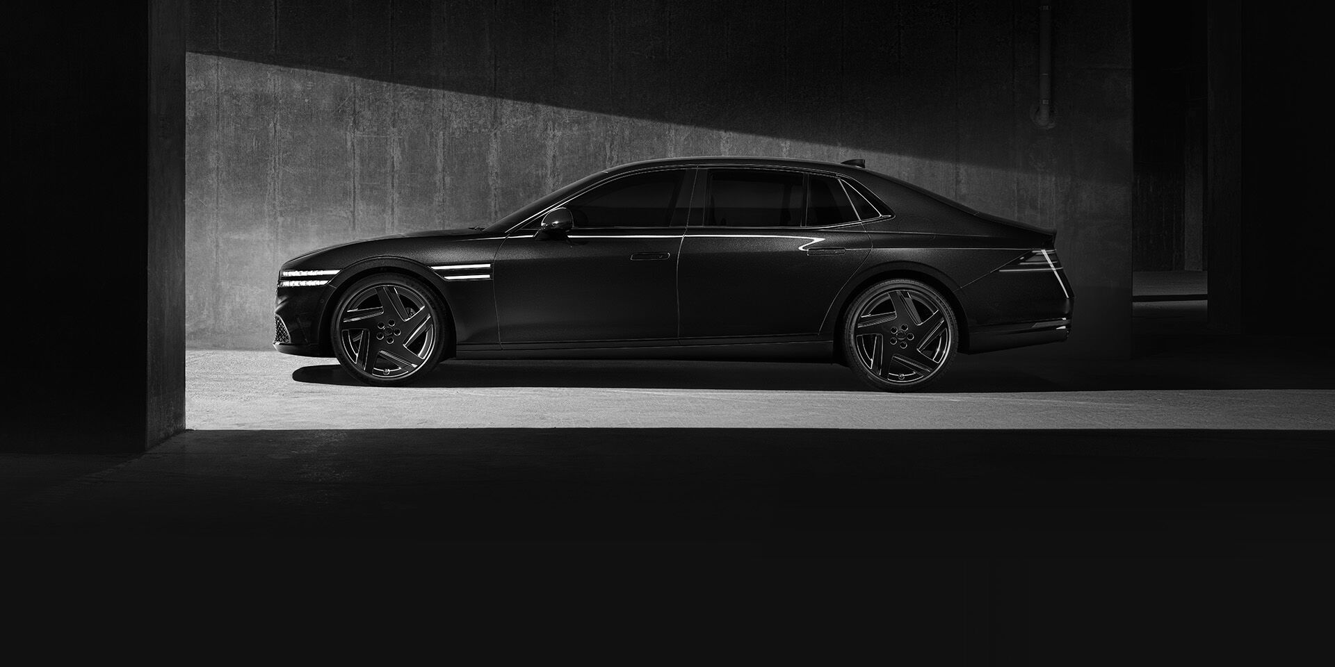 G90 Black side view