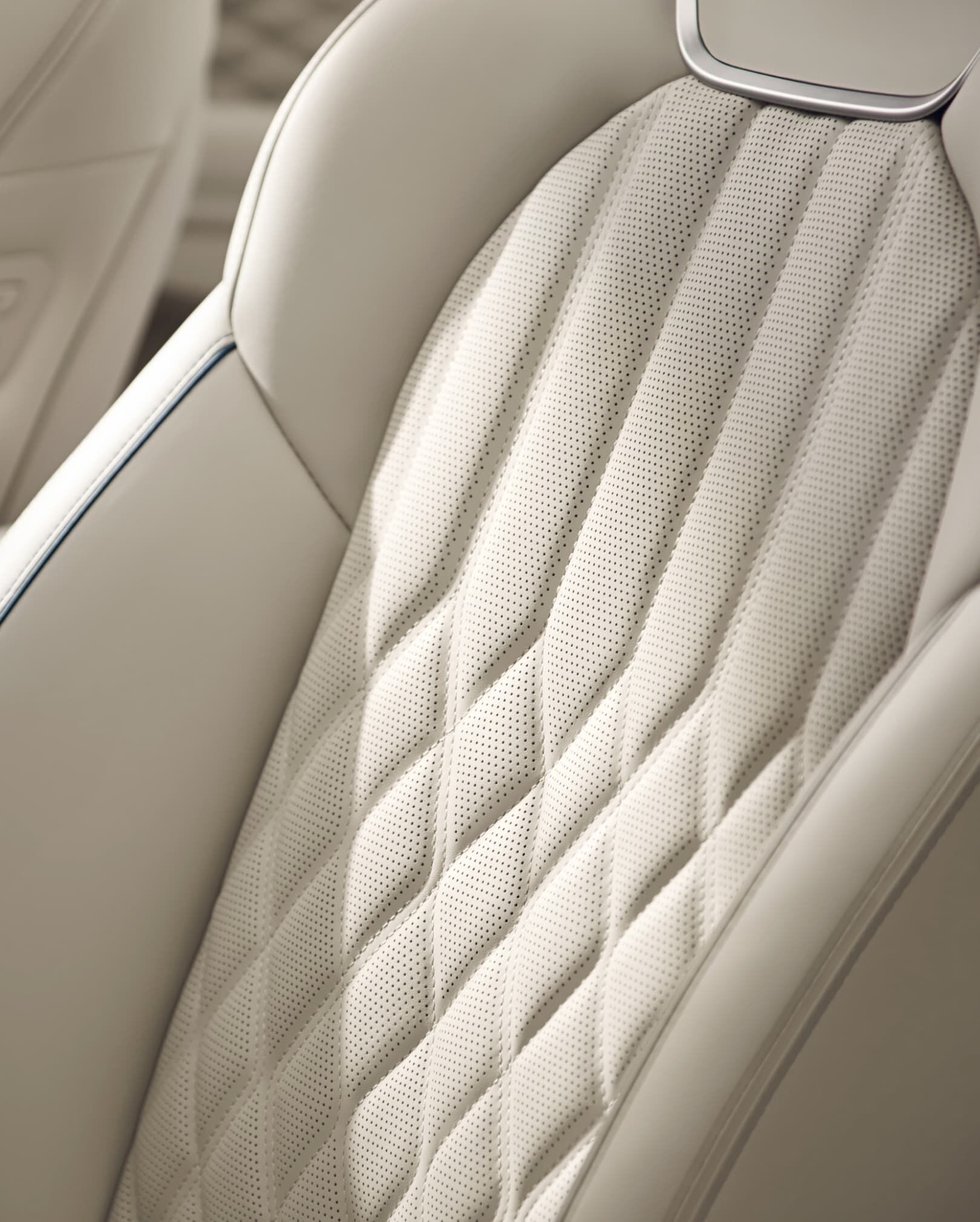 Natural leather seats in the first row of the G70, in Forest Blue/Vanilla Beige Two-tone.