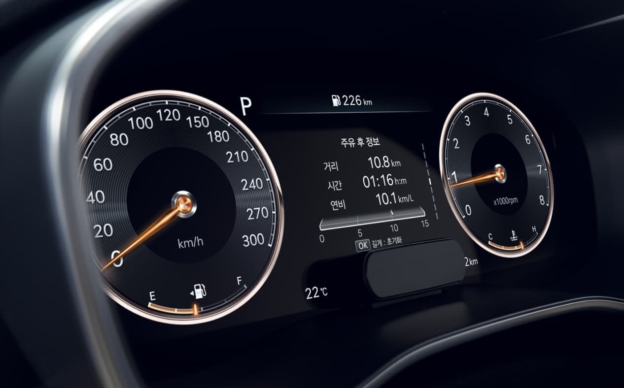 The 12.3-inch cluster shows the driving status.