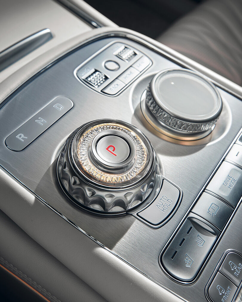Shift-by-wire dial and integrated controller inside Urban Brown/Glacier White Two-tone interior.