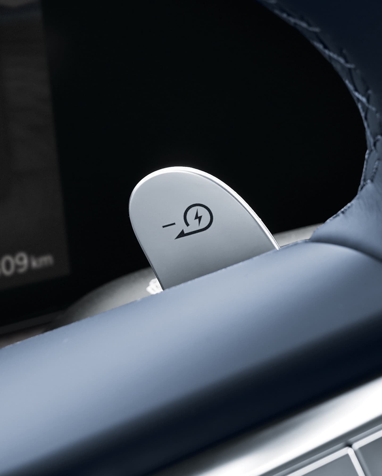 The right paddle shifter appears highlighted.