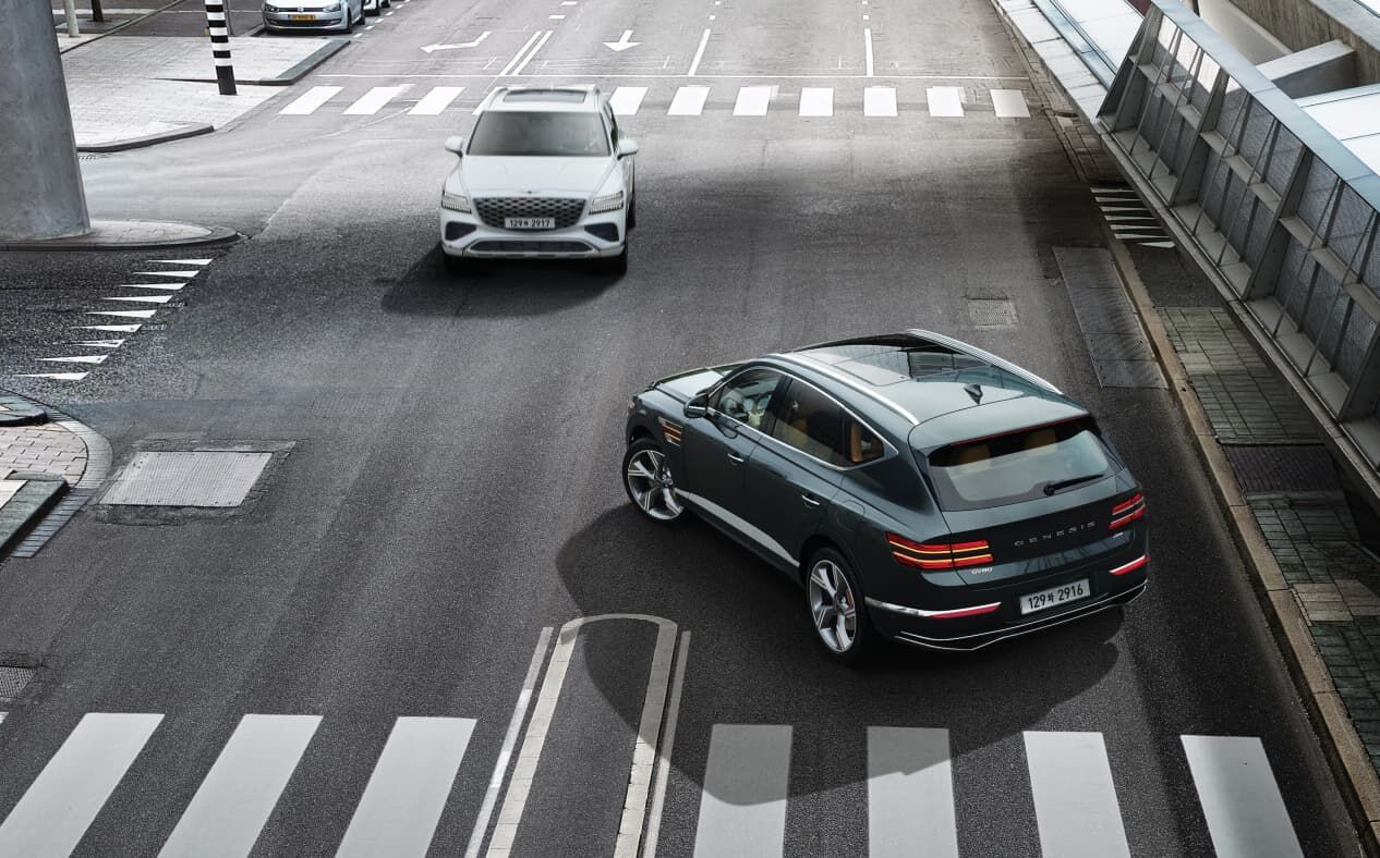 GV80 Coupe driving.