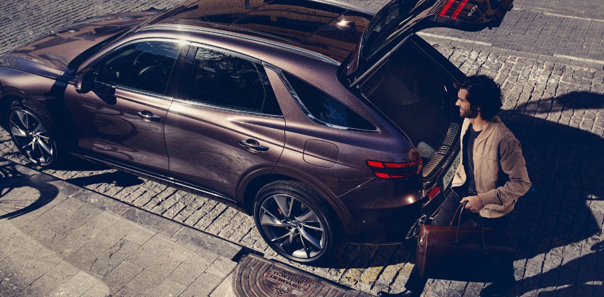 GENESIS_Lifestyle_12_BUR_TRUNK_SPACE_GV70_finalART_RGB_desktop_1220x600 - 35