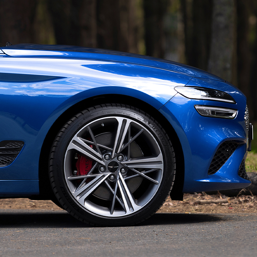 side profile of genesis g70 showing the wheels