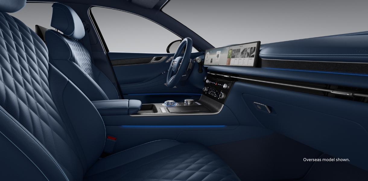 The interior light position and brightness have been attentively adjusted for both comfort and style, while a mood lamp integrated with the console garnish enhances the interior ambience