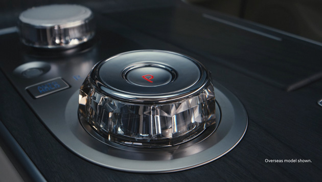The centrally located Shift-By-Wire controls are designed as a dial for intuitive and easy operation