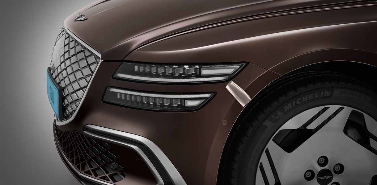 The dual-row headlamps, adorned with cutting-edge MLA (Micro Lens Array) technology, stand out as a striking design element that reinforces the hallmark Genesis power lines
