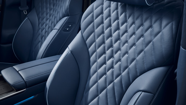 Nappa leather seats combine rich texture with exceptional durability, crafted from minimally processed, full-grain leather to preserve their natural feel. Exquisite stitching adds an elegant touch.