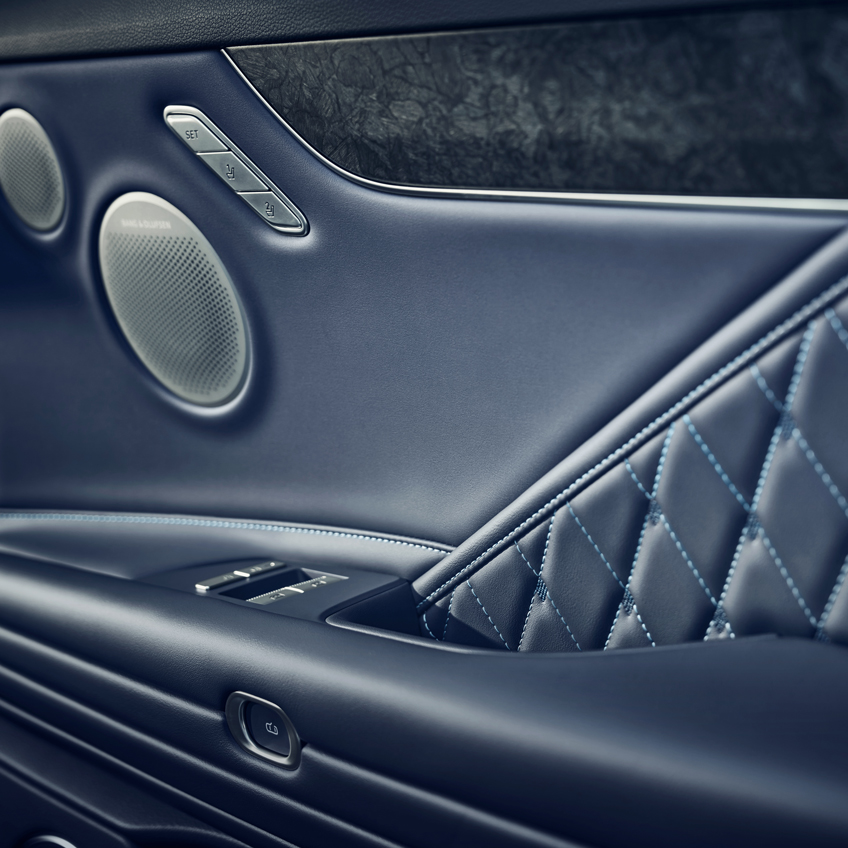 Zoomed in image of the Genesis G80's stereoscopic cluster displaying the driving information according to the driving mode.
