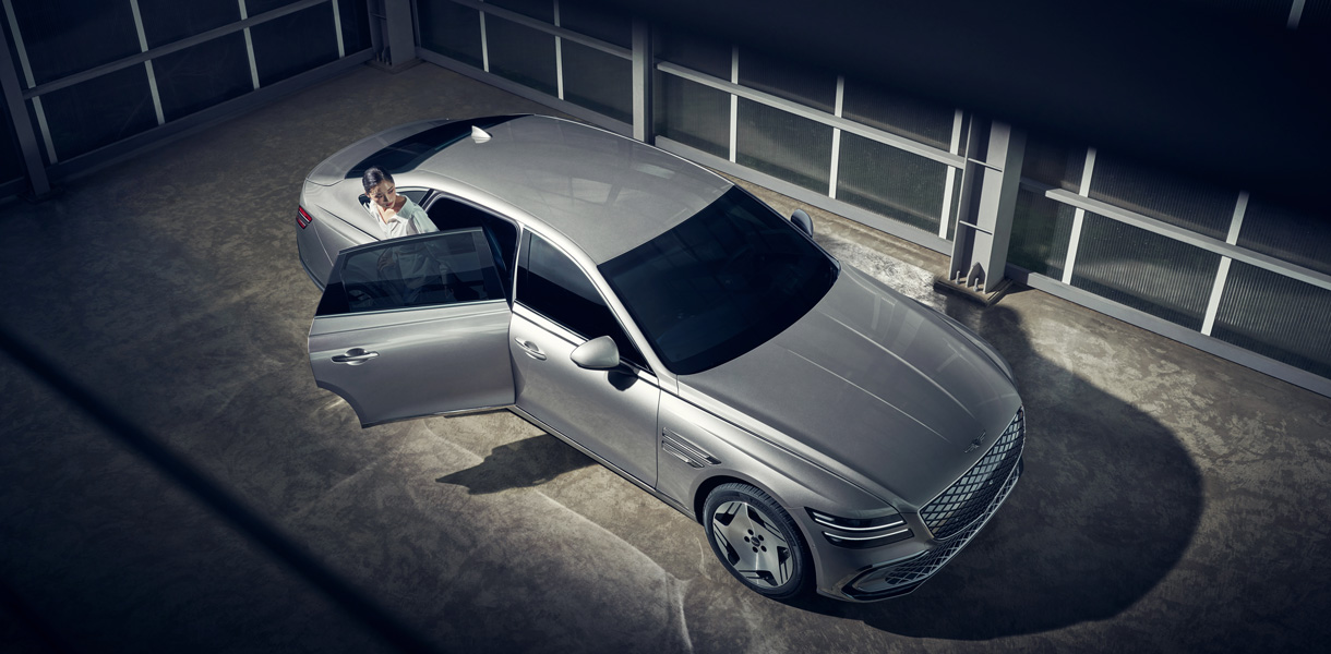The system includes advanced airbags in the front seats, driver's knee area, central airbag, and front and rear side curtain airbags to ensure maximum protection. 