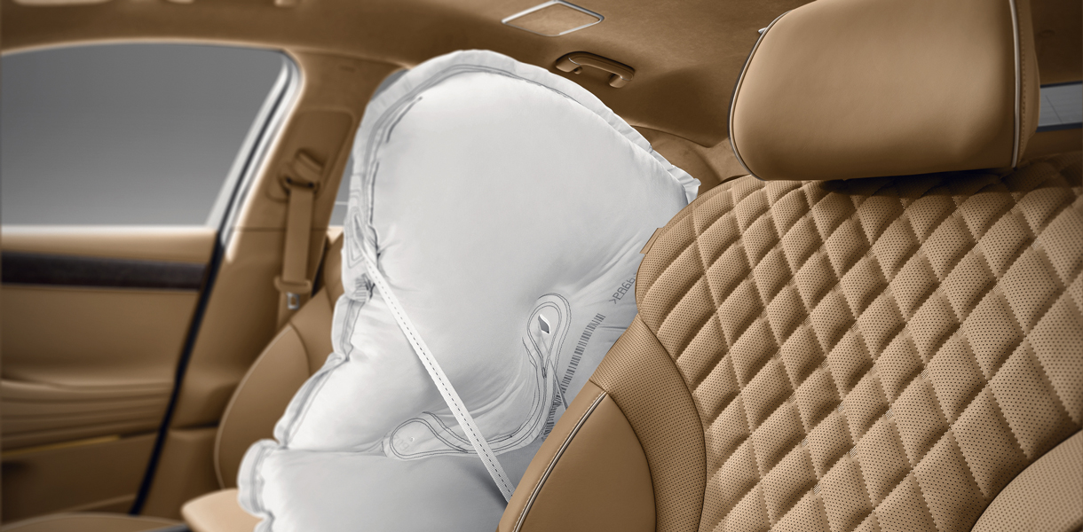 The system includes advanced airbags in the front seats, driver's knee area, central airbag, and front and rear side curtain airbags to ensure maximum protection. 