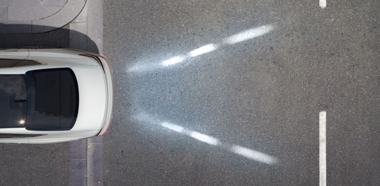 When reverse gear is engaged, the rear LED guide lamps project light onto the road to alert surrounding vehicles and pedestrians to your path, helping prevent accidents.