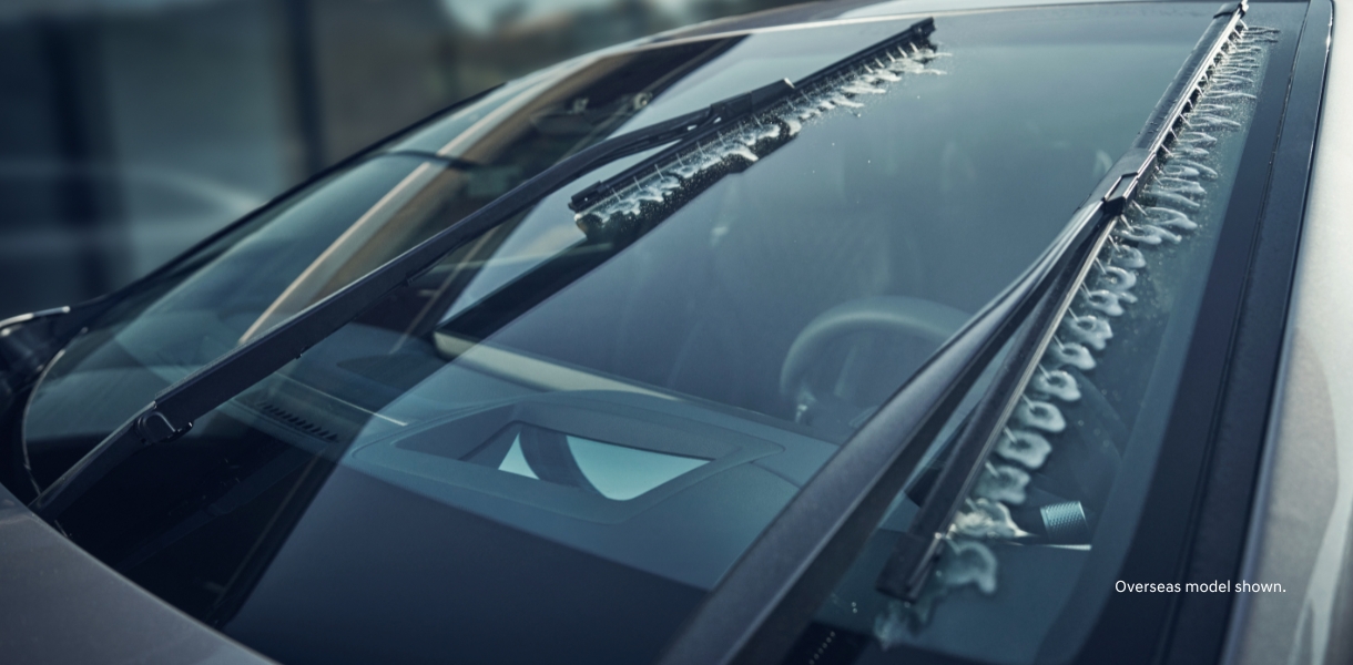 The windshield wiper system minimises noise and washer fluid use for optimal visibility while driving.
