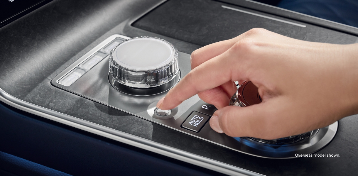 No tapping needed - the infotainment system gives you easy control without a complicated keyboard. Handwriting recognition lets you simply write a location or name to immediately pull up the desired destination or contact.