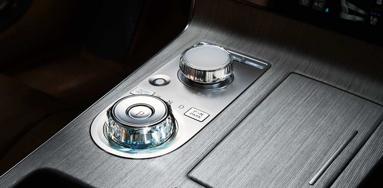 Shift-By-Wire allows gear selection at the turn of a dial. An elegant transparent rotary dial, trimmed with jewel details, supports intuitive operation.