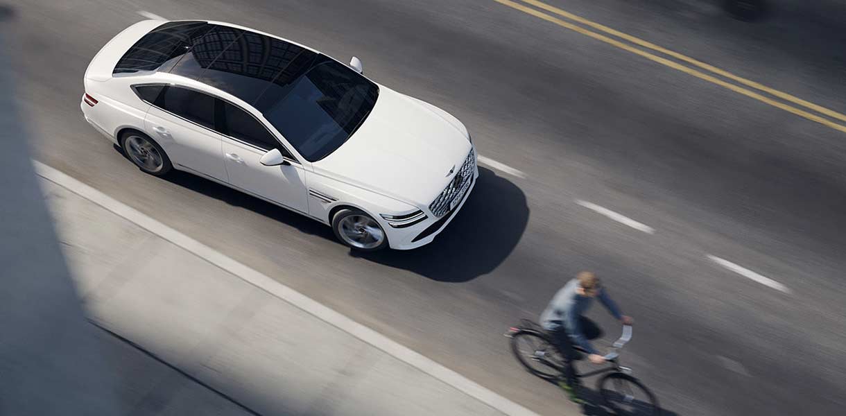 It warns you when it detects a risk of collision with pedestrians and cyclists in front of you at the edge of the lane, and automatically assists you with evasive steering if there is an avoidable space in the lane you are driving.