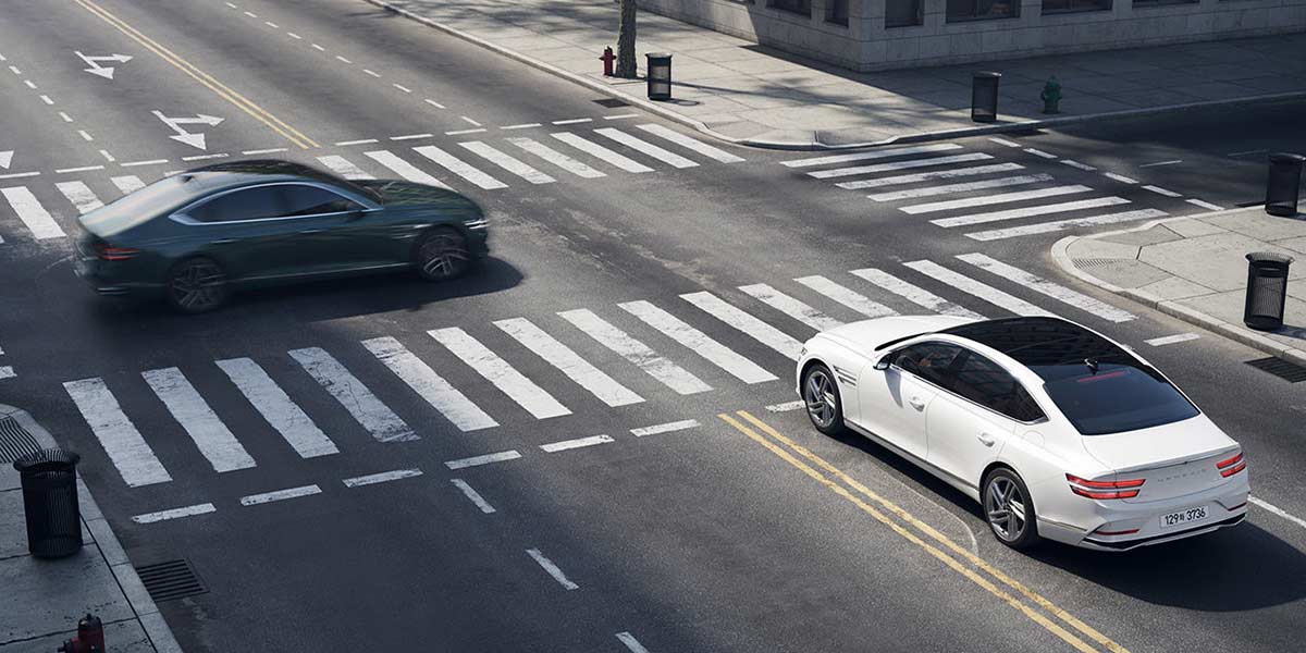 When driving straight at an intersection, it automatically assists in braking if the risk of collision increases with vehicles approaching on the left or right.