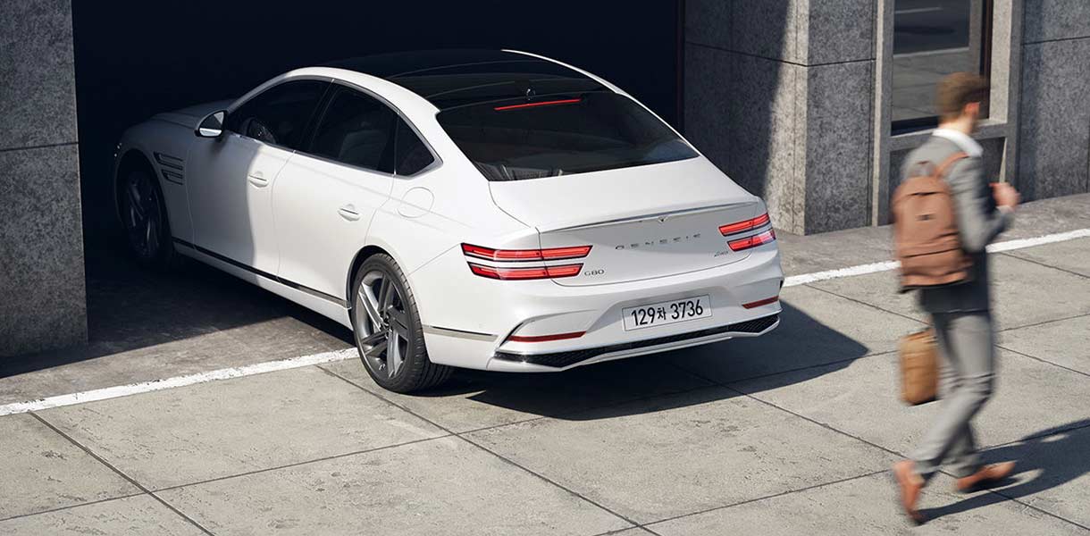 When leaving a parking spot at low speed, the G80 detects pedestrians and obstacles around the vehicle using a wide-angle camera and ultrasonic sensors.