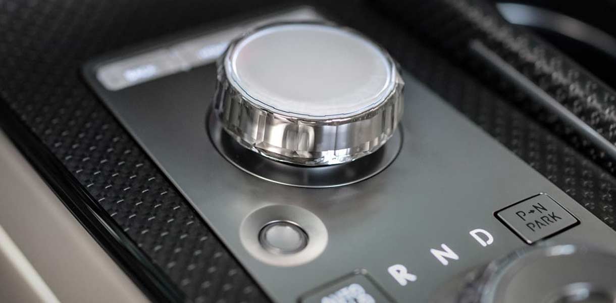 An advanced handwriting recognition system gives users the option of controlling the infotainment system via touch or handwriting, rather than via complicated keyboard input.
