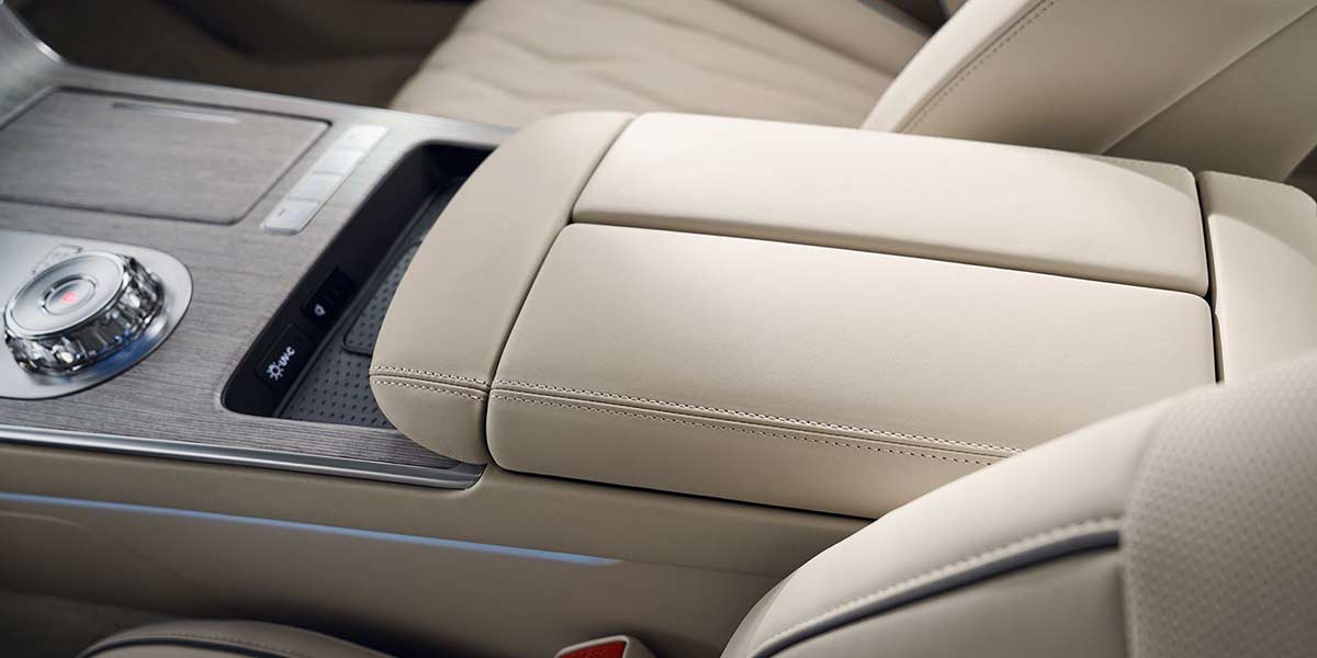 The armrest is connected to the seat heater to provide warmth and comfort on cold days. Inside the armrest, built-in UV-C LED lamps can sterilise items while driving.