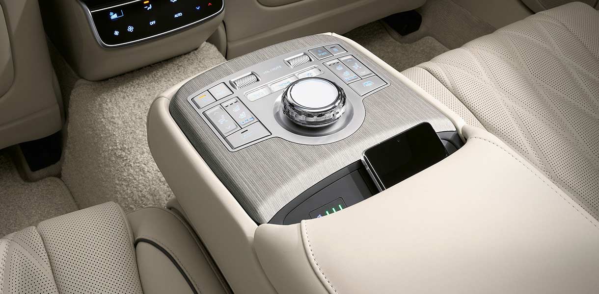 Wireless Charging for Rear Seats & the Multi-functional Armrest offer easy wireless charging for smartphones, and an integrated controller gives passengers control of the rear ventilation and heated seats, the position and angle of the seats, and the infotainment system.