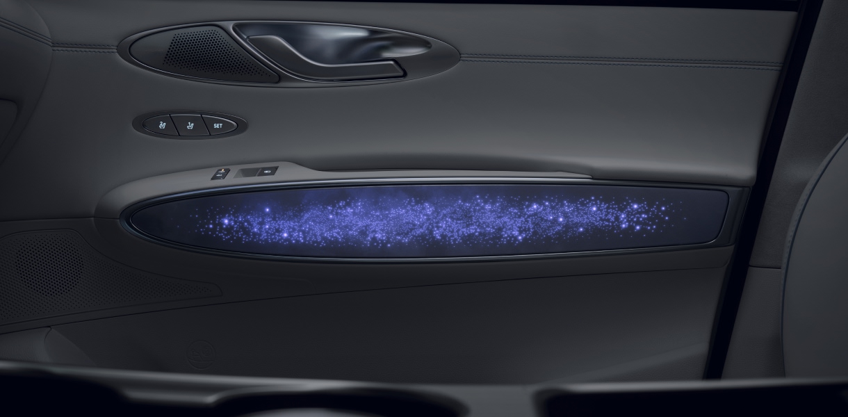 The SPORT STEERING WHEEL delivers an even more performance focused look and feel from the moment you take a seat.