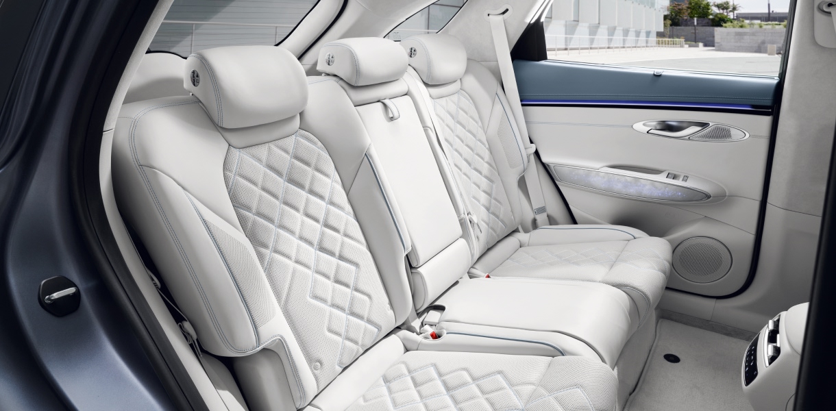 genesis-gv70ev-HEATED & VENTILATED REAR SEATS 