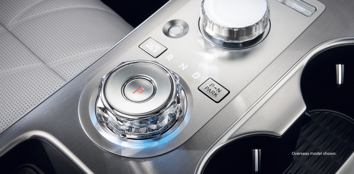 The centrally located Shift-By-Wire controls are designed as a dial for intuitive and easy operation. 