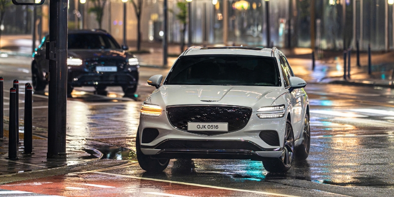Inside or out, driving or parked, passenger or pedestrian, the GV70 comes equipped with a leading-edge range of safety features1 designed with you at the centre.
